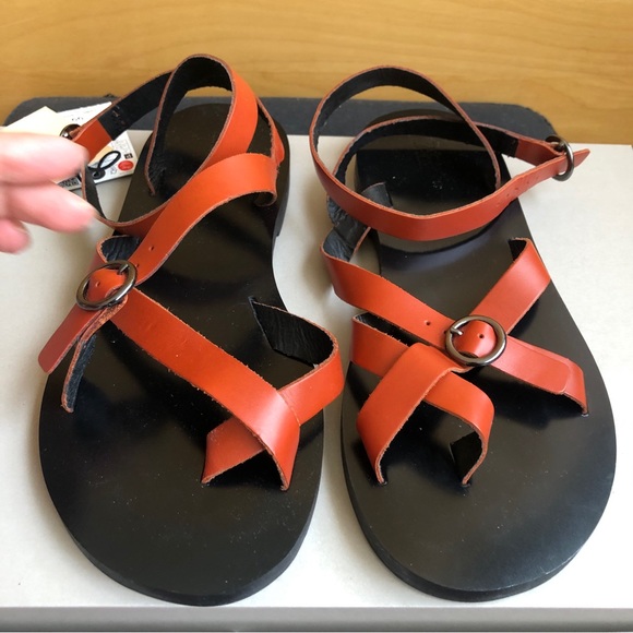 Flat leather sandals with cris-cross straps. - Picture 4 of 6